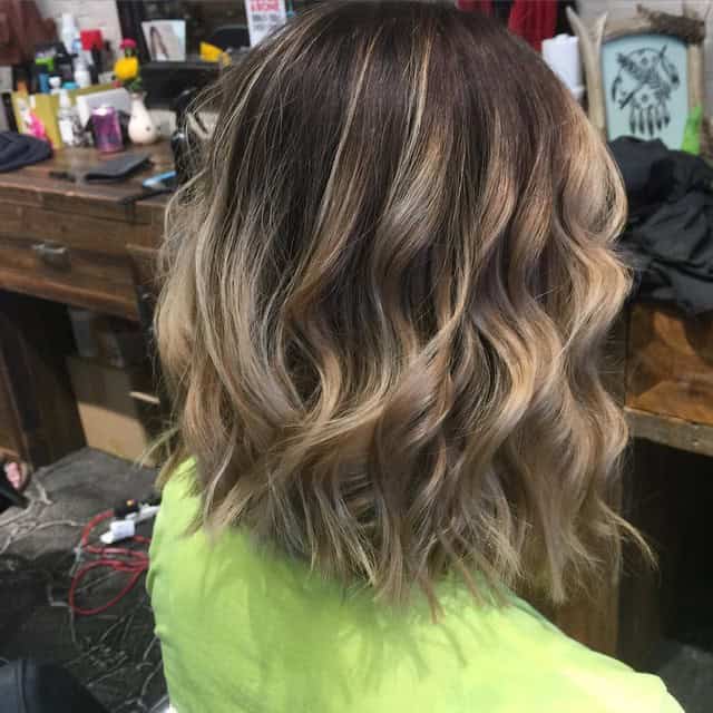 Wavy mob with blonde color and natural roots