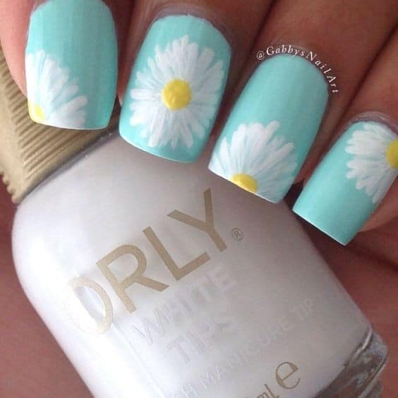 Pretty Daisy Nail Design for Summer