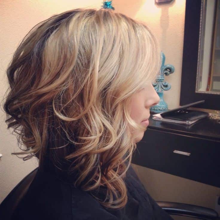 Inverted wavy lob with chunks of blonde color