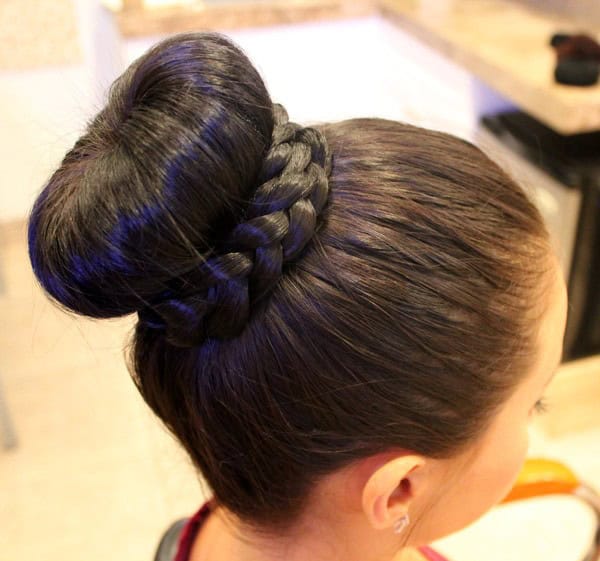 High bun with braid decor