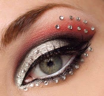 “Mascara trace” face embellishment