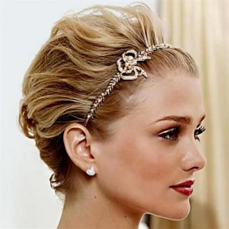 Beautiful Short Hairstyle with A Headband