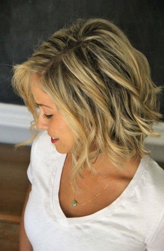 Textured Blonde Bob with Side Parting – Hairstyle for Women Over 30