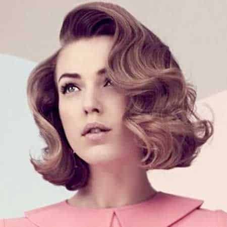 Gorgeous Side-Parted Wavy Hair for A Retro Look