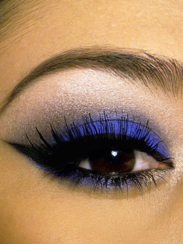 No.5 Blue Eye Shadow for  An Intense Look