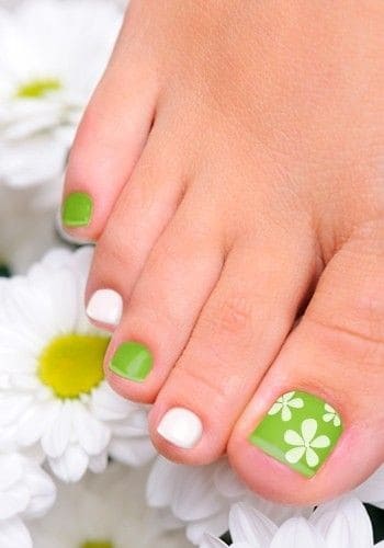 Fresh Green and White Pedicure Idea