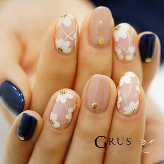 Pretty Floral Nail Design