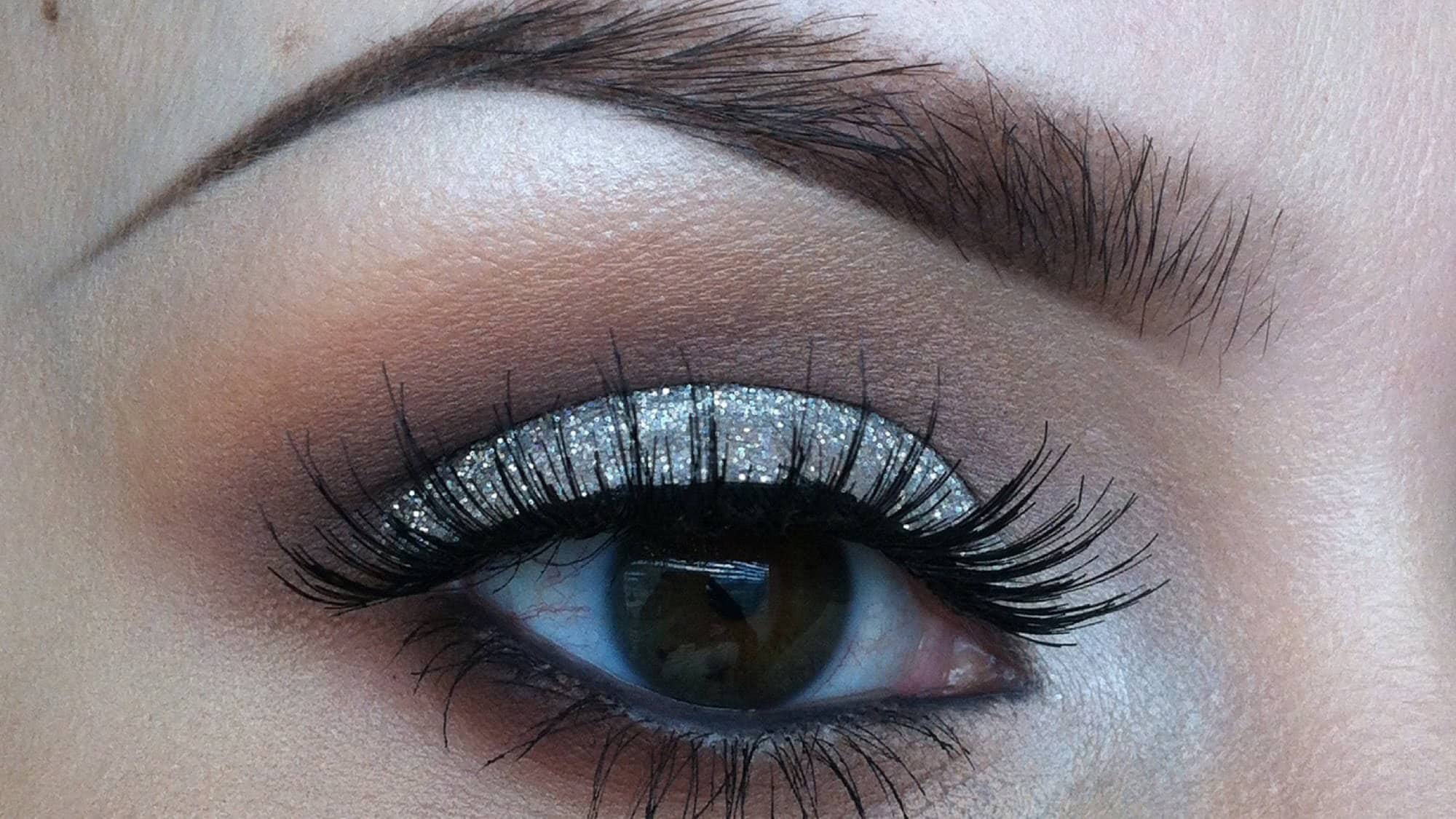 Glitter eye shadow