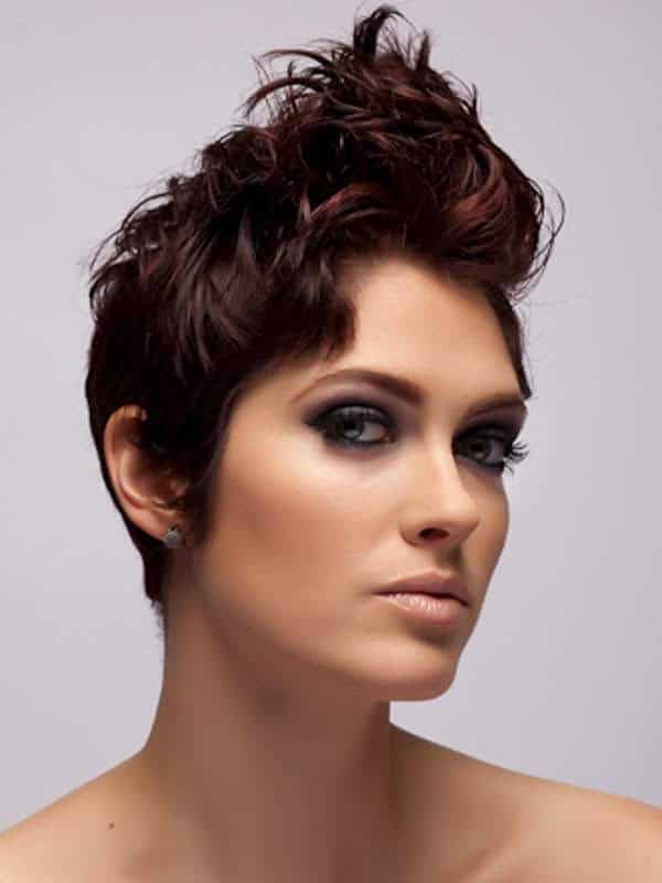 Wavy short cut with an elevated front